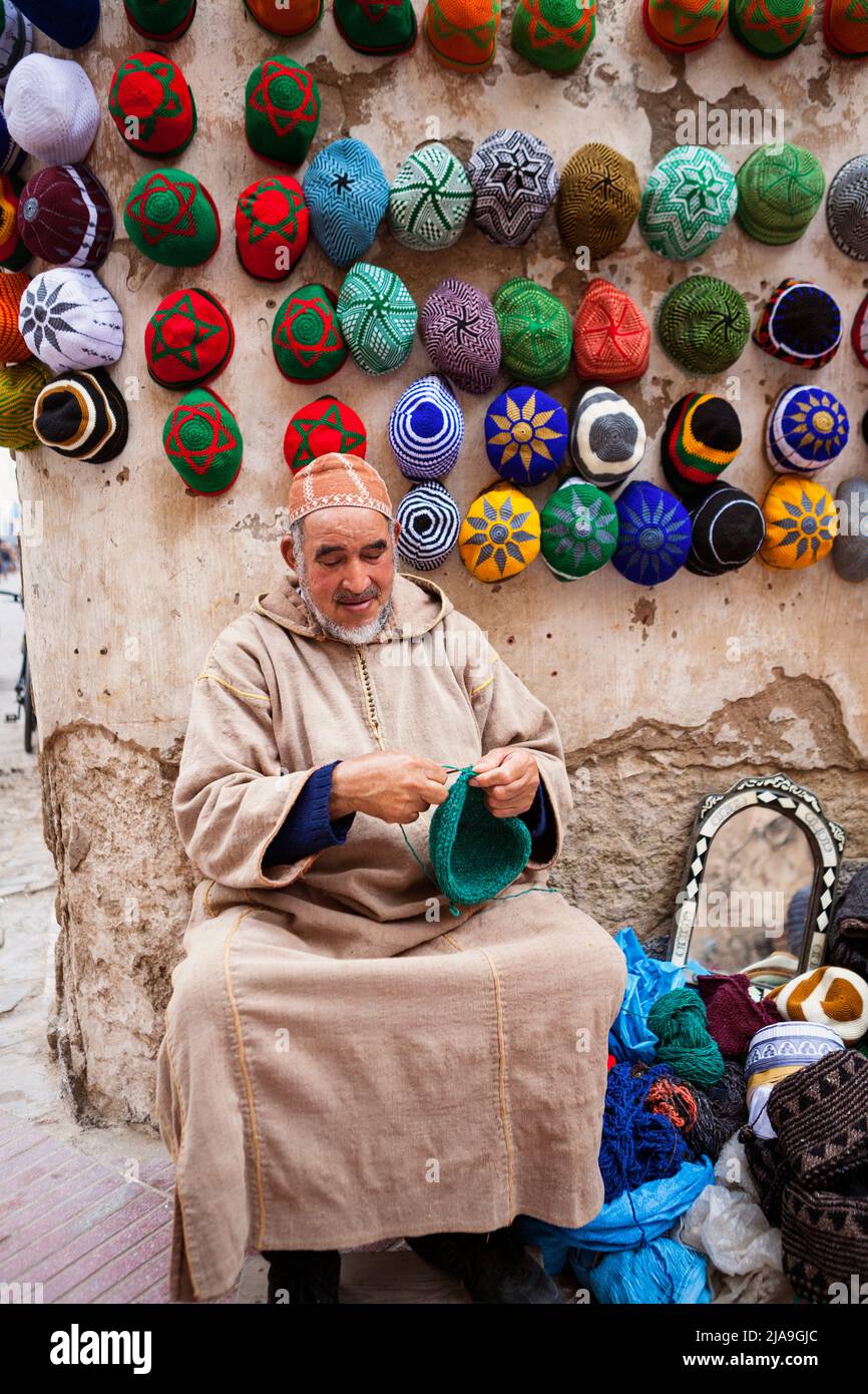 old-man-knitting-and-crocheting-hats-for-sale-traditional-moroccan-market-souk-essaouira-2JA9GJC.jpg