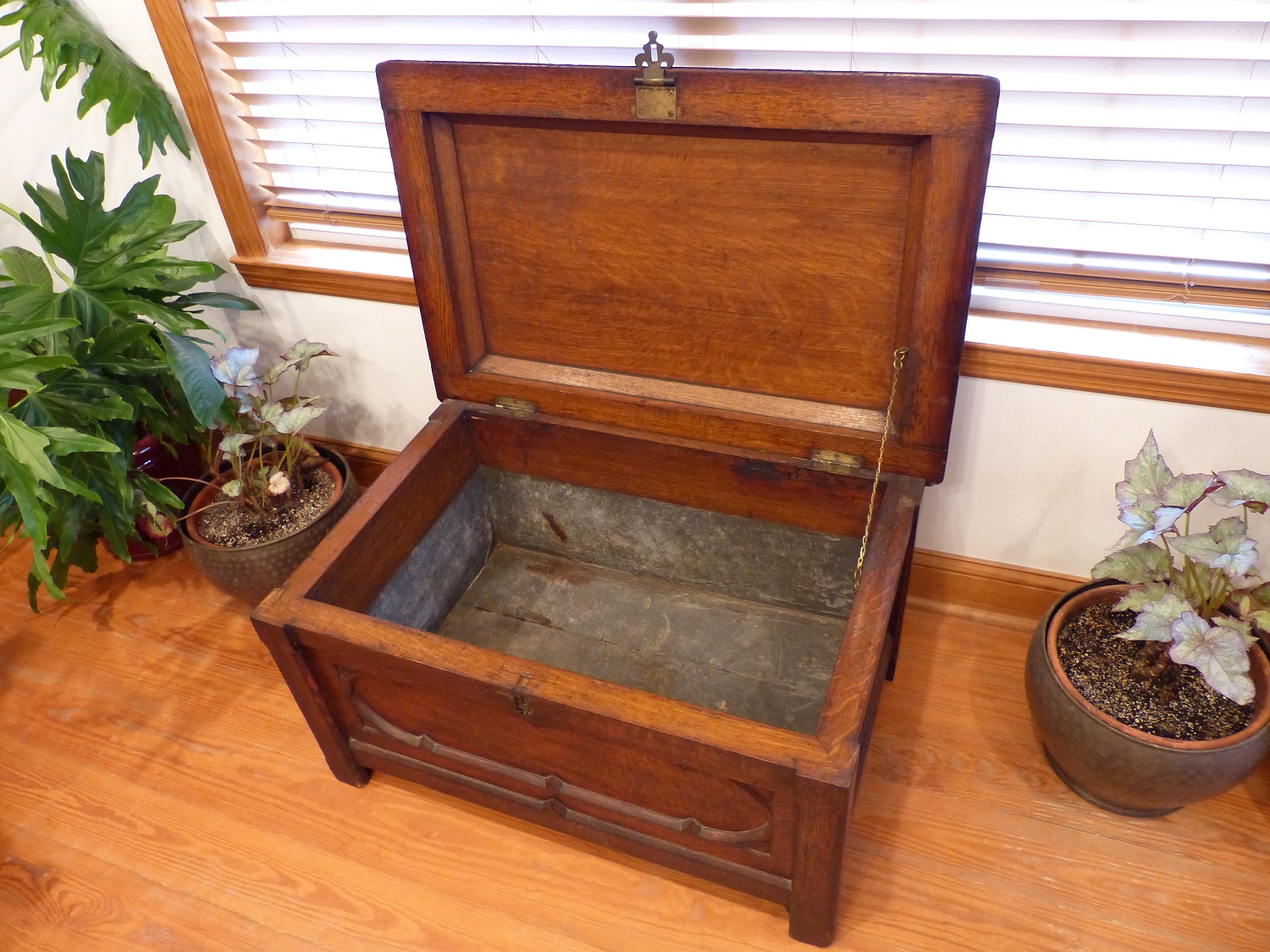 tea-chest-antiques-board