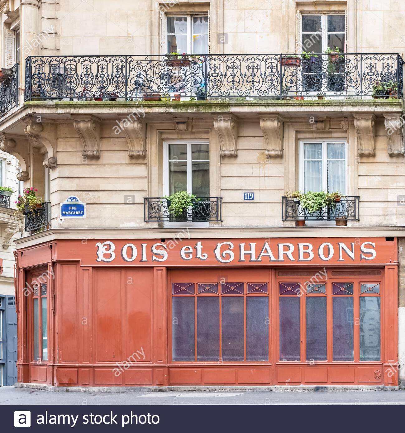 paris-france-vintage-shop-near-montmartre-antique-facade-2C87T42.jpg