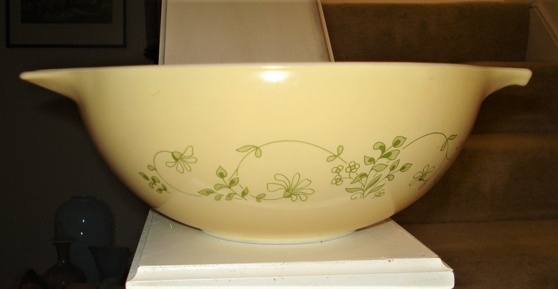 Pyrex Yellow Bowl Set 01.jpg