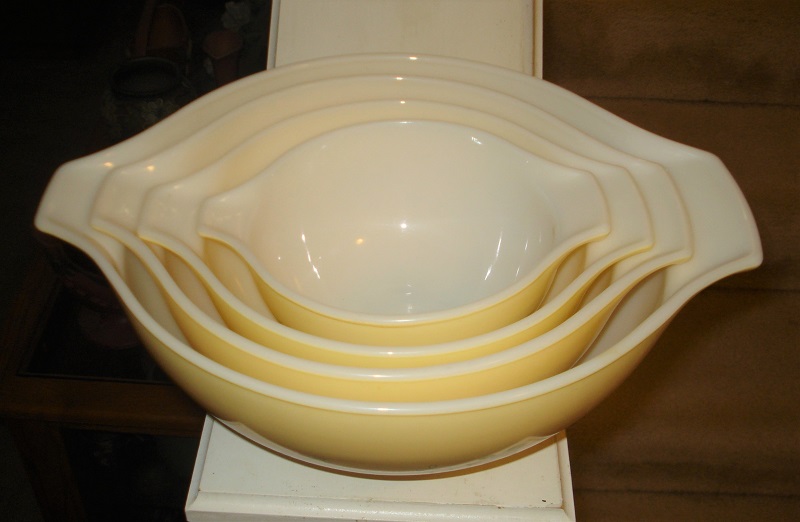 Pyrex Yellow Bowl Set 02.jpg