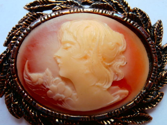 resin 30s corsage lady 1.JPG