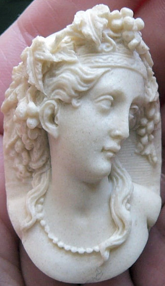 Resin nouveau lady 4 adj.jpg