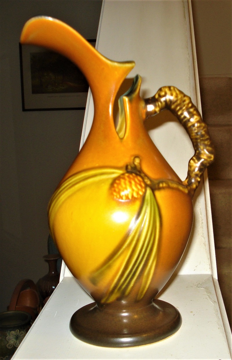 Roseville Pinecone Ewer 02.jpg