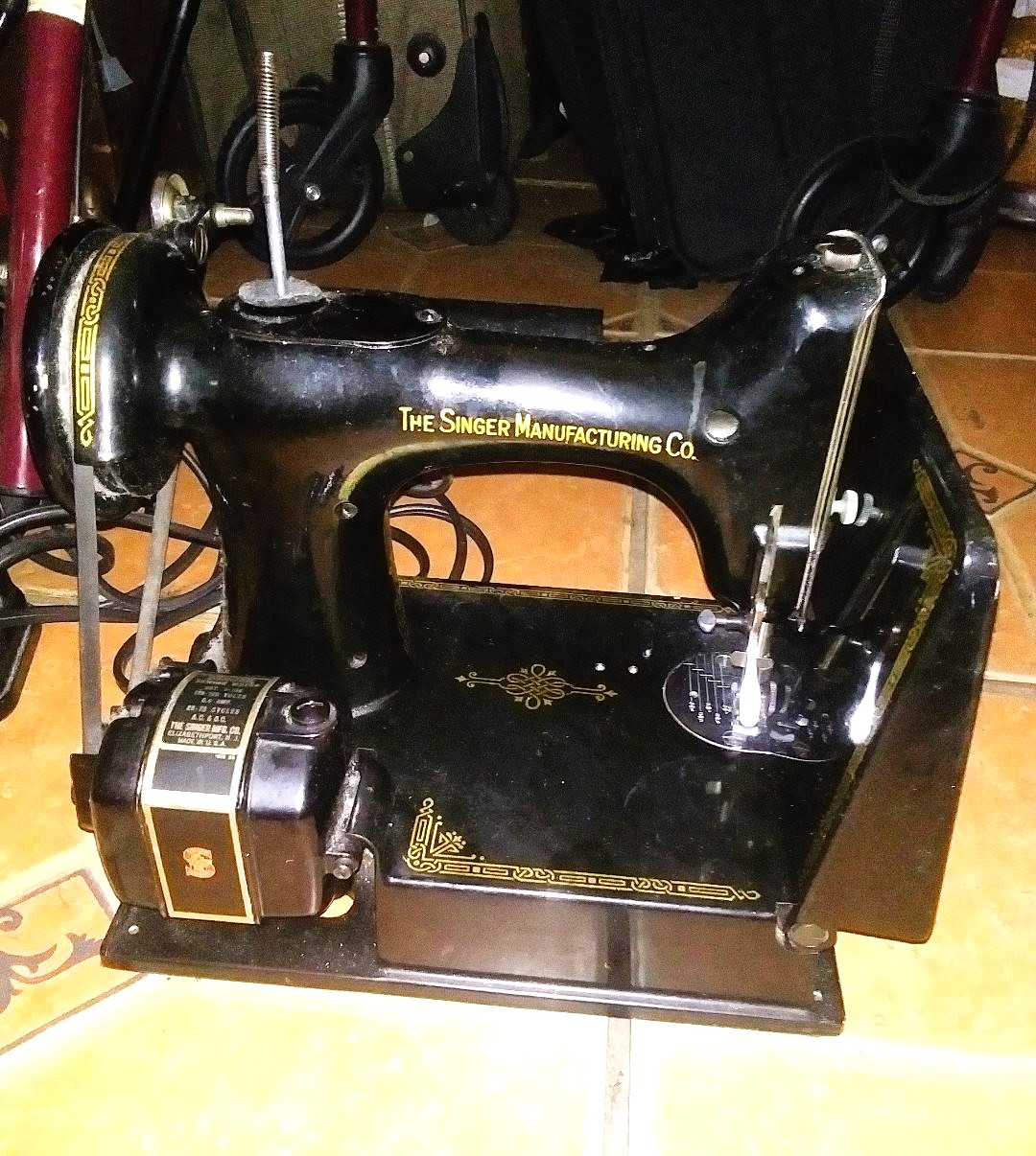 SEWING MACHINE 1AA.jpg