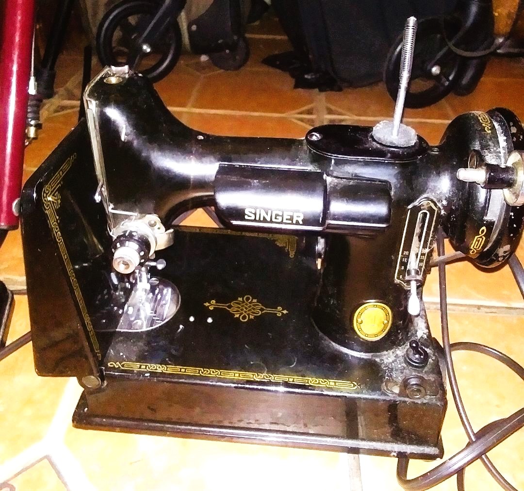 SEWING MACHINE 1BAA.jpg