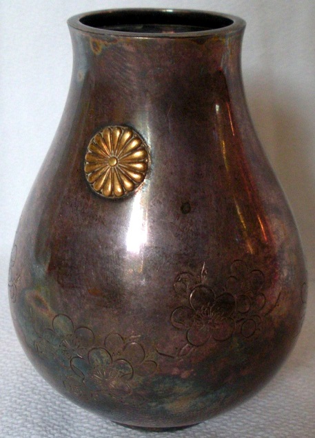 SILVER VASE 001-001.jpg