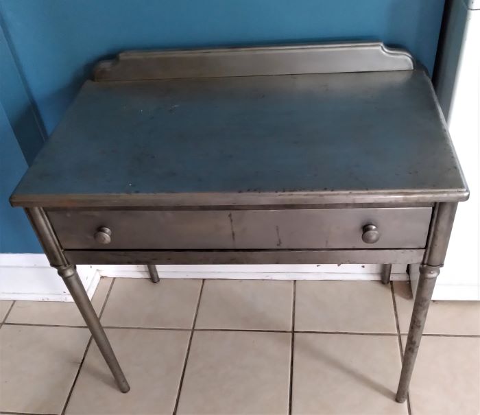 Simmons deals metal desk