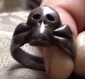 skull ring.jpg