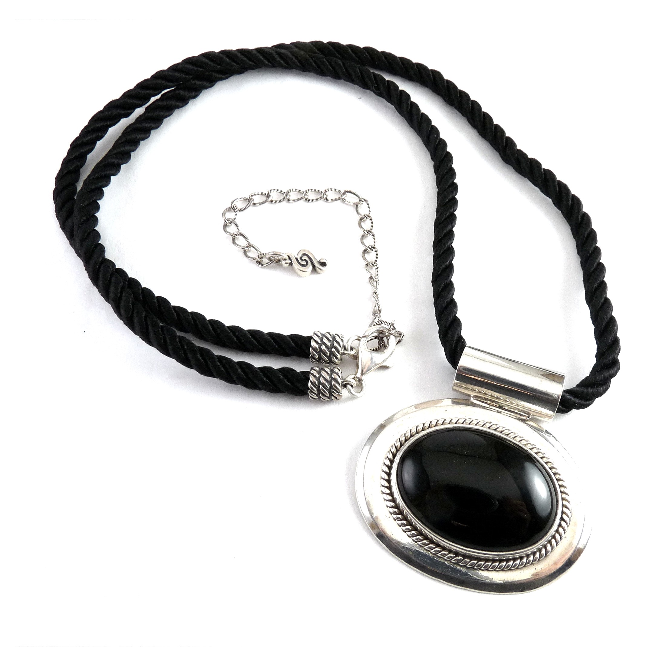 SS_Onyx_oval_black_cord_pdt_2.JPG