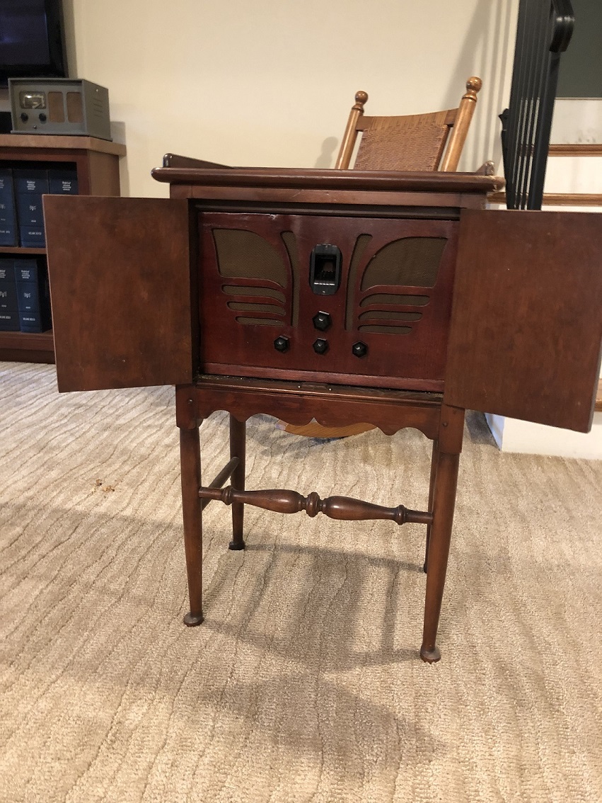 Stickley Table Philco 45C Radio.jpg