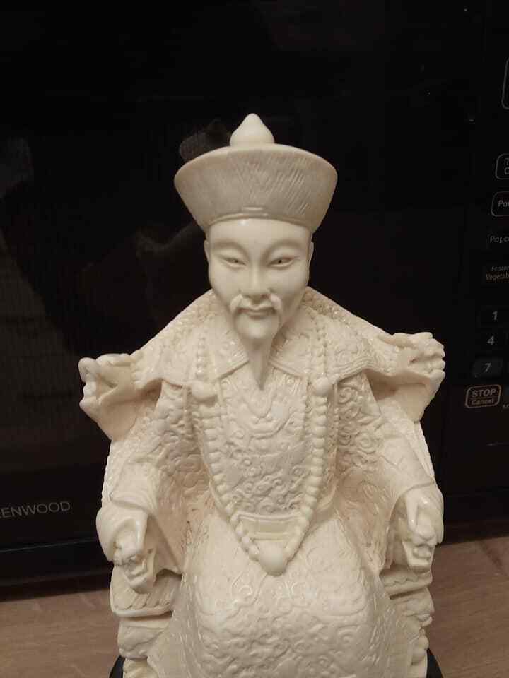 SUPERB-IVORY-COLOURED-RESIN-CHINESE-EMPEROR-FIGURE-_57.jpg