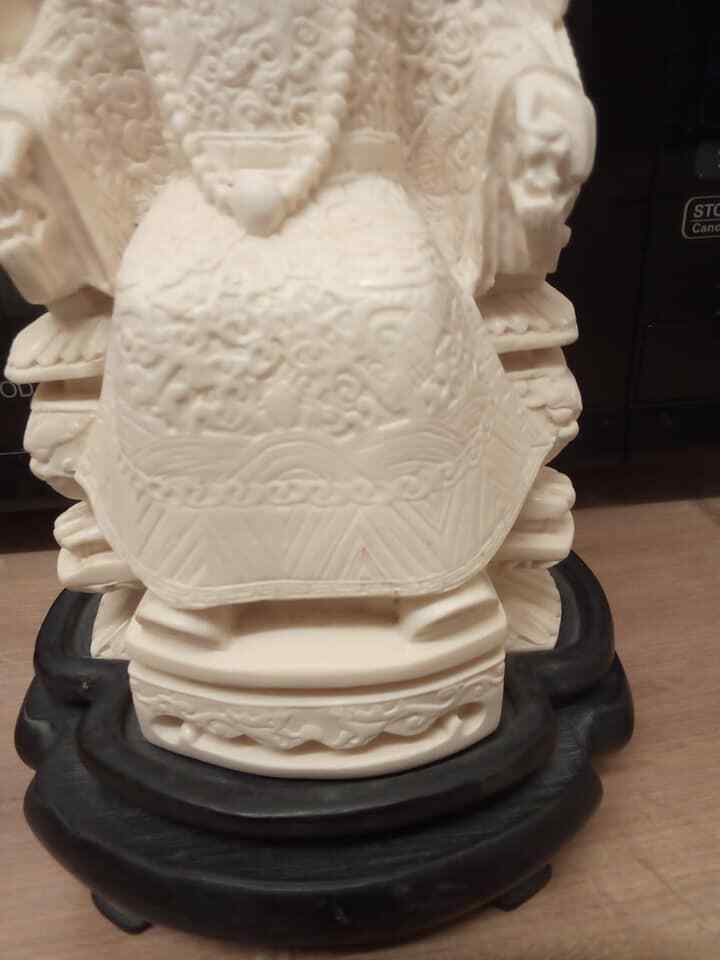 SUPERB-IVORY-COLOURED-RESIN-CHINESE-EMPEROR-FIGURE-_573.jpg