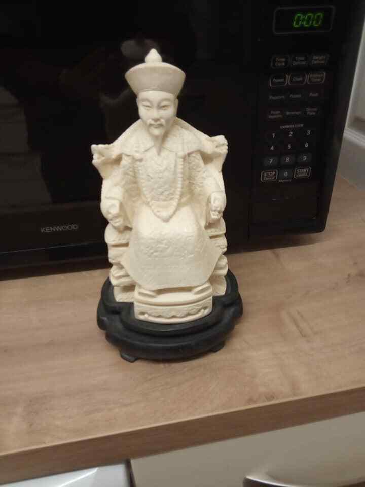 SUPERB-IVORY-COLOURED-RESIN-CHINESE-EMPEROR-FIGURE.jpg