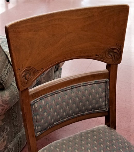 thrifttablechairs3a.jpg