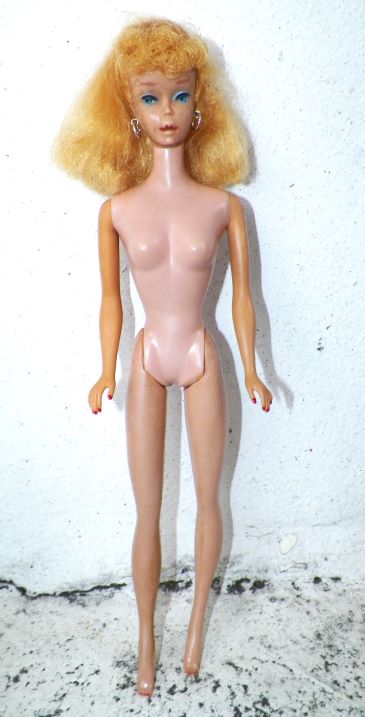 TOY BARBIE 1958 A GROUP BARBIE PAT PEND MCMLVIII BY MATTEL INC 3AA.JPG