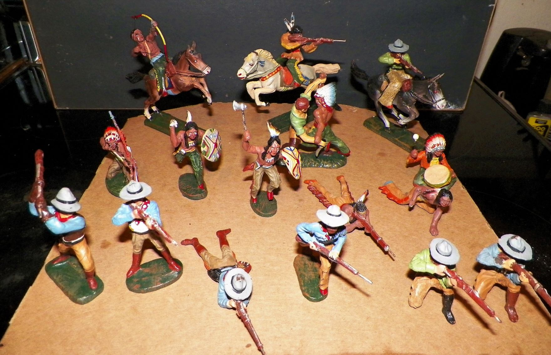 TOY COWBOYS & INDIANS 1AA ZZ.JPG