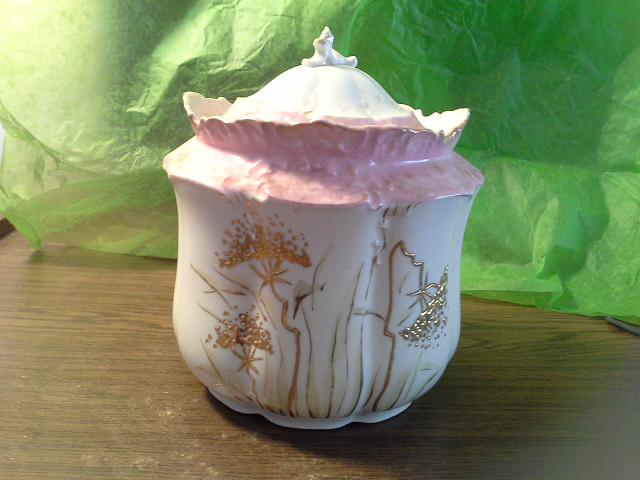 vintage jar with lid2.png