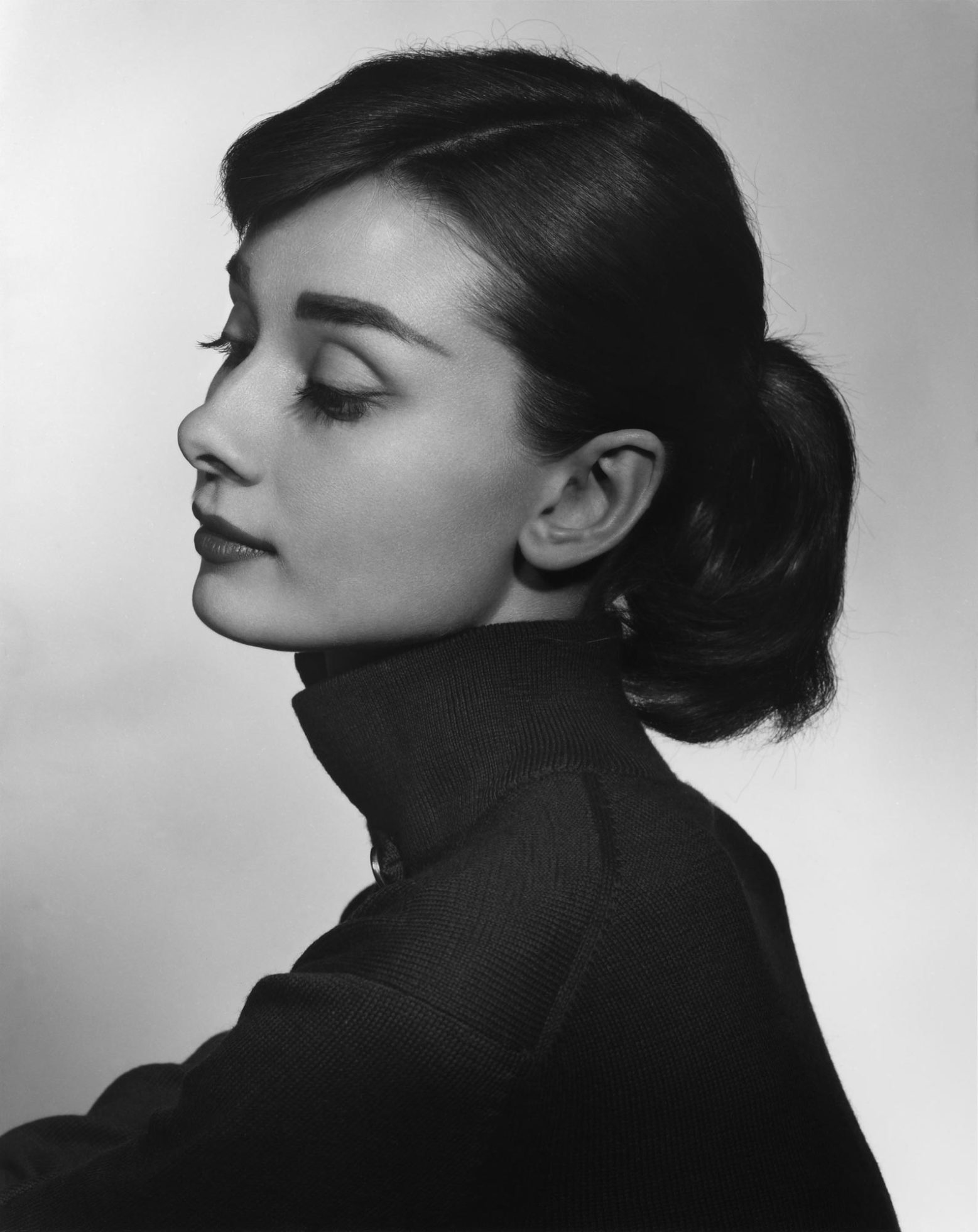 Yousuf-Karsh-Audrey-Hepburn-1956-1557x1960.jpg