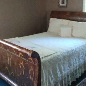 Sleigh bed