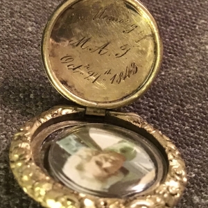 Mourning locket