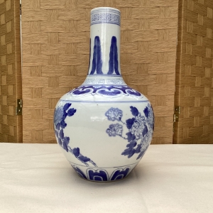 Chinese blue and white vase pic #2