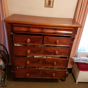 chest of drawers