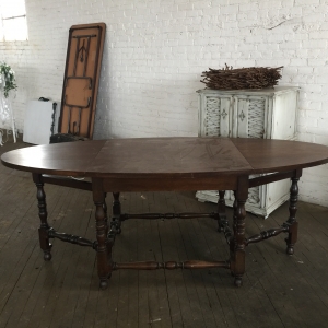 Drop leaf gate leg table